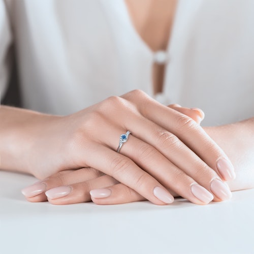 Pierścionek Heart of the Ocean: białe złoto, niebieski szafir